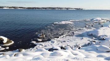 une hiver journée plein de ensoleillement et neige par le scandinave bord de mer video