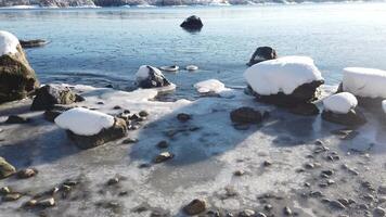 une hiver journée plein de ensoleillement et neige par le scandinave bord de mer video