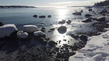 un' inverno giorno pieno di luce del sole e neve di il scandinavo mare video