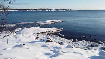 uma inverno dia cheio do brilho do sol e neve de a escandinavo beira-mar video