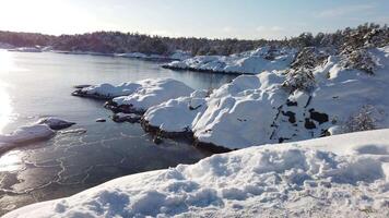 en vinter- dag full av solsken och snö förbi de scandinavian havet video