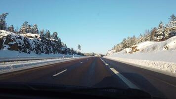 de Scandinavisch landschap van de auto Aan een winter dag vol van zon en sneeuw video