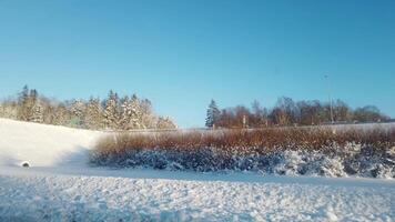 le Soleil a juste ressuscité dans une nuageux ciel plus de le neigeux colline dans Scandinavie video