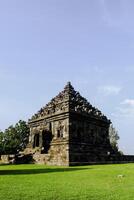 antiguo templo en arqueológico sitio en Indonesia foto