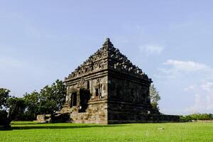 antiguo templo en arqueológico sitio en Indonesia foto