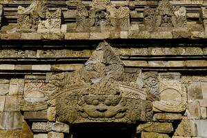 antiguo templo en arqueológico sitio en Indonesia foto