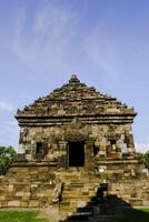 antiguo templo en arqueológico sitio en Indonesia foto