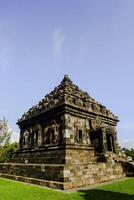 antiguo templo en arqueológico sitio en Indonesia foto