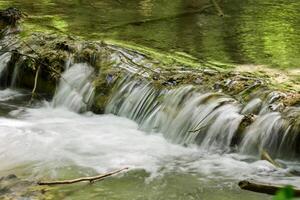 montaña corriente en el bosque - largo exposición y fluido agua foto