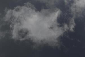 Cloudscape escenario, nublado clima encima oscuro azul cielo. tormenta nubes flotante en un lluvioso aburrido día con natural ligero. blanco y gris escénico ambiente antecedentes. naturaleza vista. foto