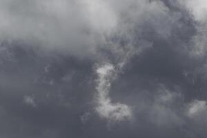 Cloudscape escenario, nublado clima encima oscuro azul cielo. tormenta nubes flotante en un lluvioso aburrido día con natural ligero. blanco y gris escénico ambiente antecedentes. naturaleza vista. foto