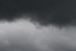 Cloudscape escenario, nublado clima encima oscuro azul cielo. tormenta nubes flotante en un lluvioso aburrido día con natural ligero. blanco y gris escénico ambiente antecedentes. naturaleza vista. foto