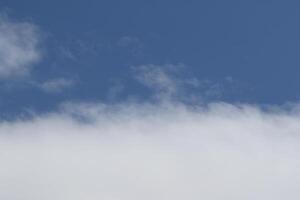 Cloudscape escenario, nublado clima encima oscuro azul cielo. tormenta nubes flotante en un lluvioso aburrido día con natural ligero. blanco y gris escénico ambiente antecedentes. naturaleza vista. foto