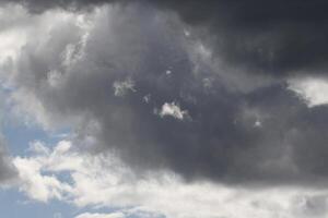 Cloudscape escenario, nublado clima encima oscuro azul cielo. tormenta nubes flotante en un lluvioso aburrido día con natural ligero. blanco y gris escénico ambiente antecedentes. naturaleza vista. foto