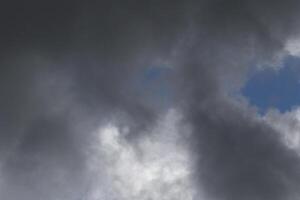 Cloudscape escenario, nublado clima encima oscuro azul cielo. tormenta nubes flotante en un lluvioso aburrido día con natural ligero. blanco y gris escénico ambiente antecedentes. naturaleza vista. foto