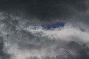 Cloudscape escenario, nublado clima encima oscuro azul cielo. tormenta nubes flotante en un lluvioso aburrido día con natural ligero. blanco y gris escénico ambiente antecedentes. naturaleza vista. foto