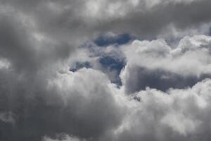 Cloudscape escenario, nublado clima encima oscuro azul cielo. tormenta nubes flotante en un lluvioso aburrido día con natural ligero. blanco y gris escénico ambiente antecedentes. naturaleza vista. foto