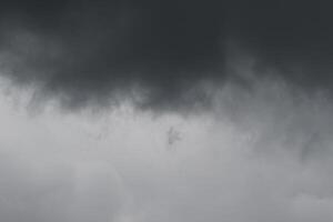 Cloudscape escenario, nublado clima encima oscuro azul cielo. tormenta nubes flotante en un lluvioso aburrido día con natural ligero. blanco y gris escénico ambiente antecedentes. naturaleza vista. foto