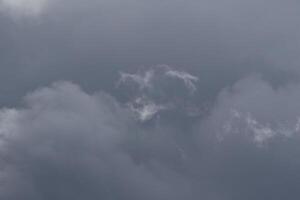 Cloudscape escenario, nublado clima encima oscuro azul cielo. tormenta nubes flotante en un lluvioso aburrido día con natural ligero. blanco y gris escénico ambiente antecedentes. naturaleza vista. foto