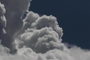 Cloudscape escenario, nublado clima encima oscuro azul cielo. tormenta nubes flotante en un lluvioso aburrido día con natural ligero. blanco y gris escénico ambiente antecedentes. naturaleza vista. foto