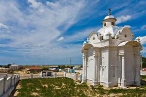 hermosa blanco ruso cristiano ortodoxo iglesia. religión foto