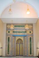 hermosa musulmán mezquita en azul cielo y césped foto