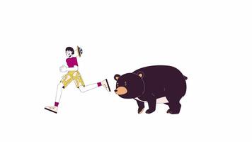 oso persiguiendo asiático hembra turista línea 2d caracteres animación. peligro de presa animales plano color dibujos animados 4k , alfa canal. coreano mujer corriendo desde bestia animado persona en blanco antecedentes video