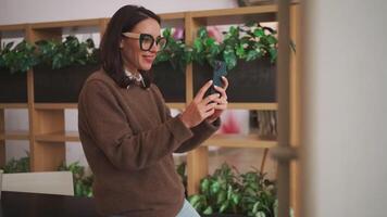 glimlachen zakenvrouw pratend selfie via smartphone Bij kantoor video