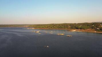 Lagoa de Albufeira Portugal Küste Antenne Sicht, natürlich See mit Fischer Boot auf Sonnenuntergang video