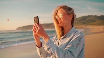 Frau mit Smartphone Schießen Reise vlog beim Strand während Ferien video