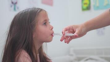 mor ger mediciner till henne dotter med oral spruta på Hem video