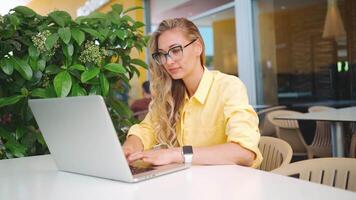 sur de soi femme d'affaires dactylographie sur portable séance à terrasse café video