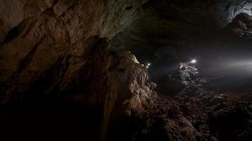 hell Licht im das Höhle. Aktion. dunkel Städte mit ein hell Strahl von Licht Das weht durch ihr dunkel Höhle. video