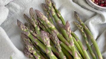 grappes de vert brut jardin asperges. video