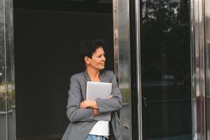 profesional mujer propensión en urbano arquitectura foto