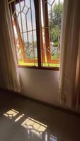 ein Fenster mit ein wenig Sonne im das Morgen sieht aus Mehr ästhetisch video