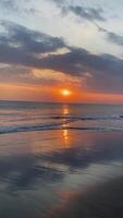 golden Sonnenuntergang Strand fliehen. entspannen mit das heiter Schönheit von ein golden Sonnenuntergang Über das friedlich Strände von Bali. friedlich mal erwarten video