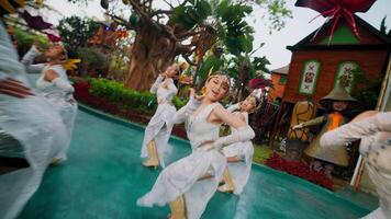 traditionnel danseurs dans blanc costumes avec Jaune coiffes performant à un Extérieur culturel festival. video
