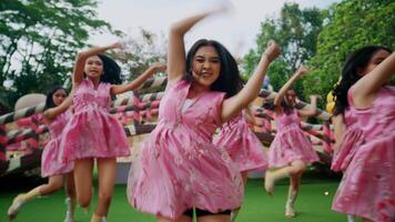 borrado movimento do alegre dançarinos dentro Rosa vestidos com uma caprichoso gelo creme escultura dentro a fundo. video