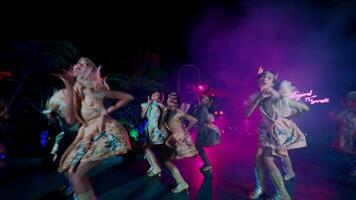 traditionnel danseurs performant sur étape avec coloré éclairage et déguisements. video