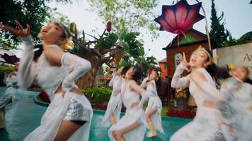 grupo de bailarines ejecutando en un piscina, con un caprichoso fondo, capturar movimiento y alegría. video