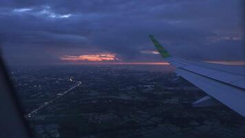 Landung mit Stadt Licht Aussicht video