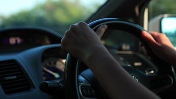 conducción auto, mano conducir un coche en el la carretera video