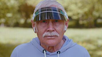 Porträt von sportlich Senior Sport Läufer Mann tragen Kopfhörer Hören Musik, lächelnd, Cardio video