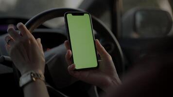 Hand mit Telefon im Auto beim Sonnenuntergang im Sommer, Reise Konzept video