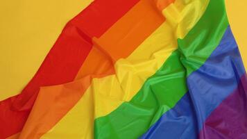 Regenbogen gestreift lgbt Flagge auf Gelb Hintergrund video