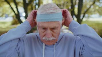 Porträt von sportlich Senior Sport Läufer Mann Ausbildung, Hören Musik- im Kopfhörer, tragen Kapuze video
