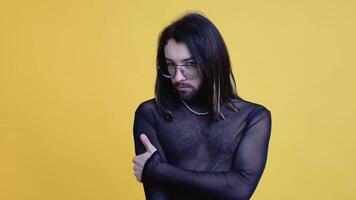 Porträt von ein metrosexuell Mann auf ein Gelb Hintergrund video