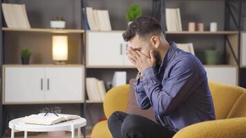 depresso uomo è stressato. video