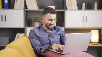 joven hombre utilizando computadora portátil, enviar mensajes de texto video